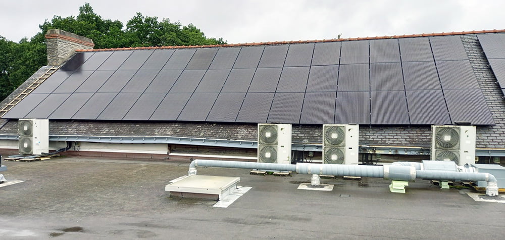 panneaux-photovoltaiques-sur-toiture-ardoise