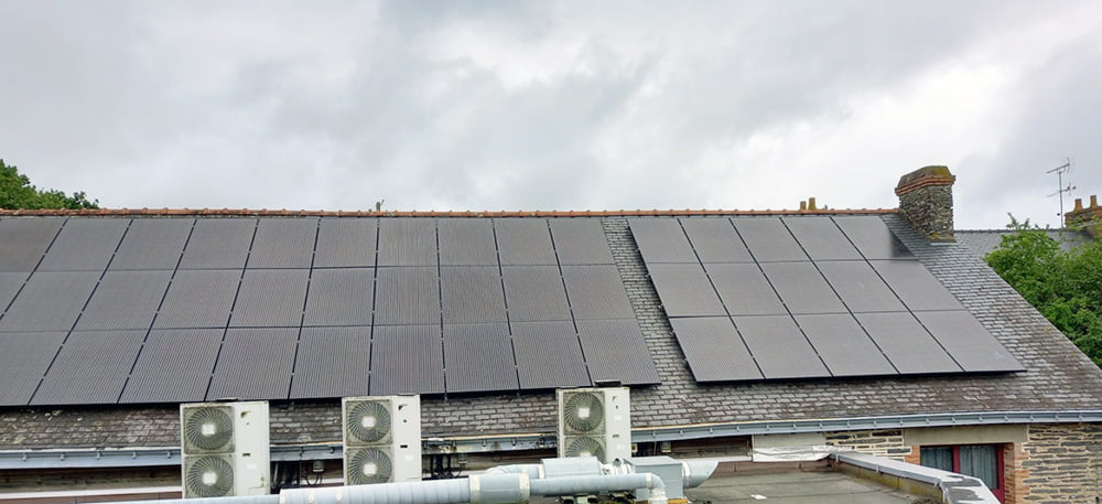 panneaux-photovoltaiques-sur-toiture-ardoise